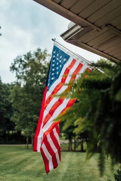 Bandeira Americana Varanda Frente Com Quintal Fundo — Fotografia de Stock