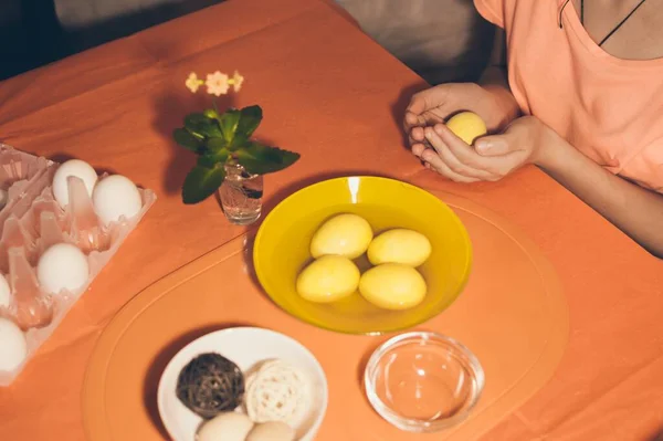 Ragazza Dipinge Uova Pasqua Con Vernici Acquerello Giallo Sulla Tovaglia — Foto Stock