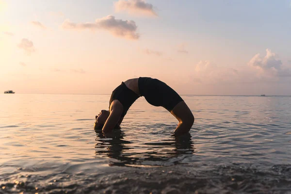 Sahilde Yoga Yapan Bir Kadın — Stok fotoğraf