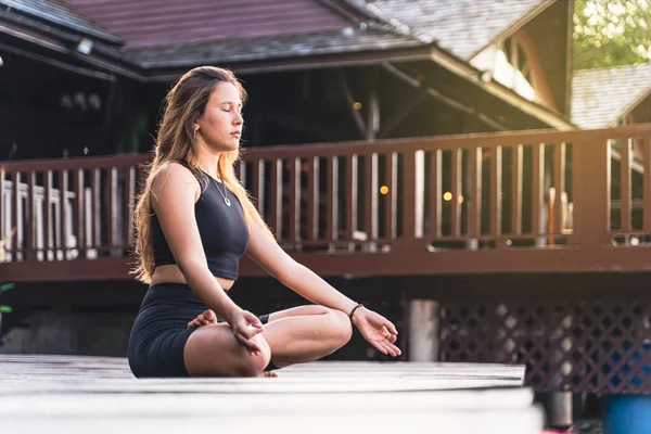 日没や日の出での屋外瞑想とヨガの練習 — ストック写真