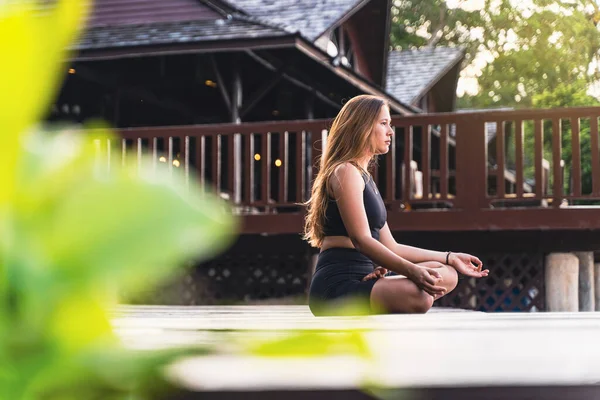 日没や日の出での屋外瞑想とヨガの練習 — ストック写真