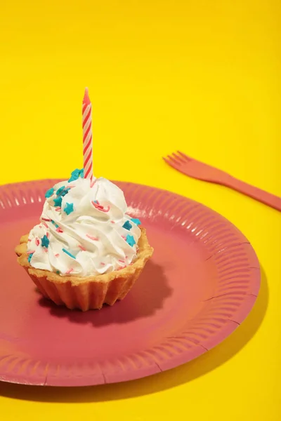 Delicioso Cupcake Cumpleaños Con Vela Sobre Plato Rosa Sobre Fondo —  Fotos de Stock