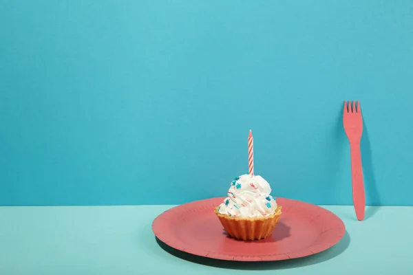 Delicioso Cupcake Cumpleaños Con Vela Plato Rosa Sobre Fondo Azul — Foto de Stock