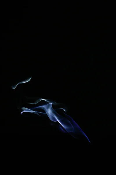Mooie Blauwe Trekjes Van Sigarettenrook — Stockfoto