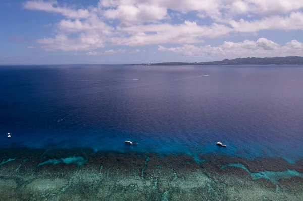Barcos Buceo Arrecifes Coral Frente Costa Isla Minna — Foto de Stock