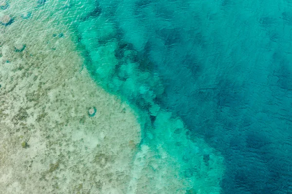 沖縄沖の海におけるサンゴ礁のドローン抽象化 — ストック写真
