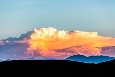 Gün batımında parlayan Dalgalı Bulutlar