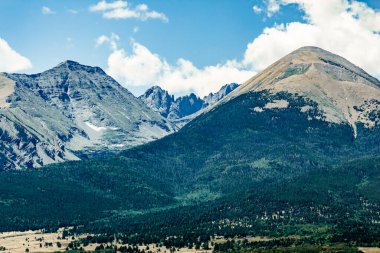 Colorado Hilal Taşları Mavi gökyüzünün altında