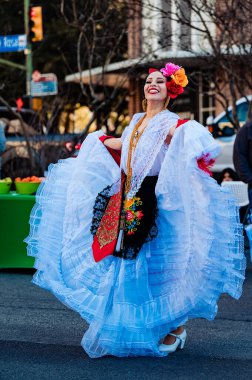 Folklorik dansçılar San Antonio sokaklarında eğleniyorlar.