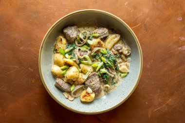 Lezzetli gnocchi ve brokoli ve yeşil soğanlı biftek.