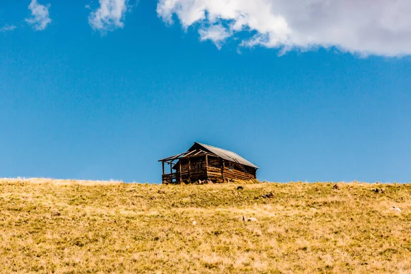 Colorado Log Cabin Blue Sky — Fotografie, imagine de stoc