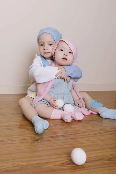 Duas Irmãs Jogam Coelhinhos Páscoa — Fotografia de Stock