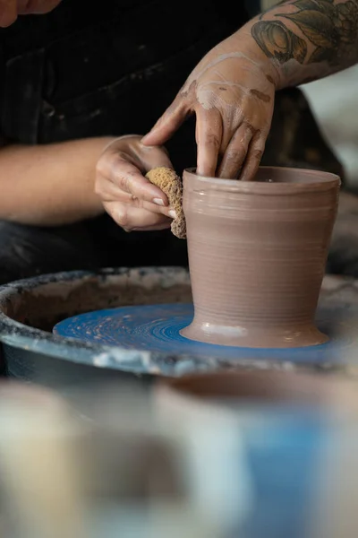 Manos Formando Pedazo Arcilla Una Olla Una Rueda Cerámica —  Fotos de Stock