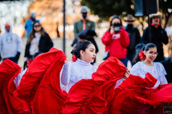 Young Folklorico Dancers Entertaining Morning Cattle Drive Attendees — Stock Photo, Image
