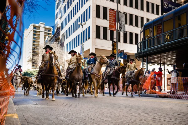 5 atlı San Antonio sığır sürüsünün başlangıcına başlıyor.