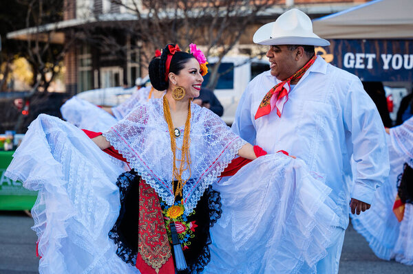 Уличные артисты, исполняющие традиционные фольклорные танцы