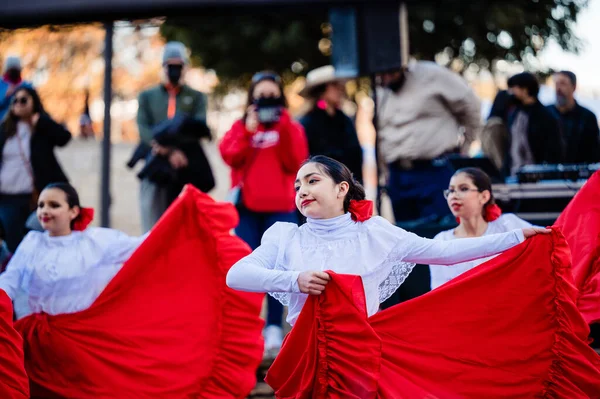 Young Folklorico Dancers Entertaining Streets San Antonio — Stock Photo, Image