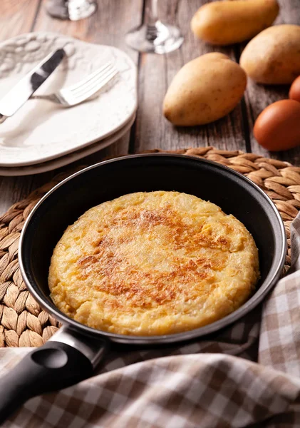 Vysokoúhlý Pohled Španělskou Omeletu Pánvi — Stock fotografie