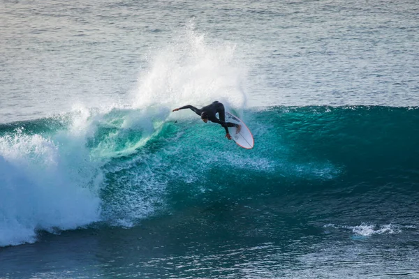 Surfer Wykonuje Manewr Doskonałej Fali Zachodzie Słońca — Zdjęcie stockowe