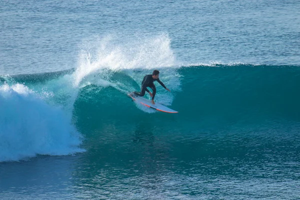 Surfer Κάνει Μια Μανούβρα Ένα Τέλειο Κύμα Στο Ηλιοβασίλεμα — Φωτογραφία Αρχείου