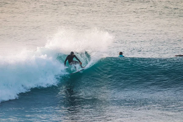 Surfer Macht Ein Manöver Einer Perfekten Welle Bei Sonnenuntergang — Stockfoto
