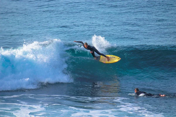 Surfista Faz Uma Manobra Uma Onda Perfeita Pôr Sol — Fotografia de Stock