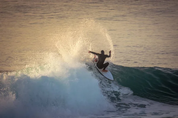 Surfer Macht Ein Manöver Einer Perfekten Welle Bei Sonnenuntergang — Stockfoto