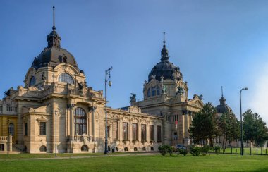 Budapeşte, Macaristan 21.08.2021. Macaristan, Budapeşte 'de güneşli bir yaz sabahında termal Szechenyi tıbbi banyo