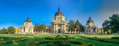 Budapeşte, Macaristan 21.08.2021. Macaristan, Budapeşte 'de güneşli bir yaz sabahında termal Szechenyi tıbbi banyo