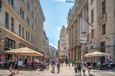 Budapeşte, Macaristan 21.08.2021. Budapeşte 'nin eski Pest kasabasının sokakları, güneşli bir yaz gününde