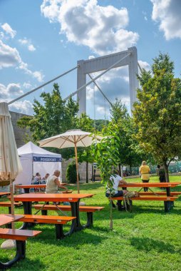 Budapeşte, Macaristan 21.08.2021. Budapeşte 'nin eski Pest kasabasının sokakları, güneşli bir yaz gününde
