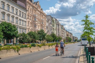 Budapeşte, Macaristan 21.08.2021. Budapeşte 'nin eski Pest kasabasının sokakları, güneşli bir yaz gününde