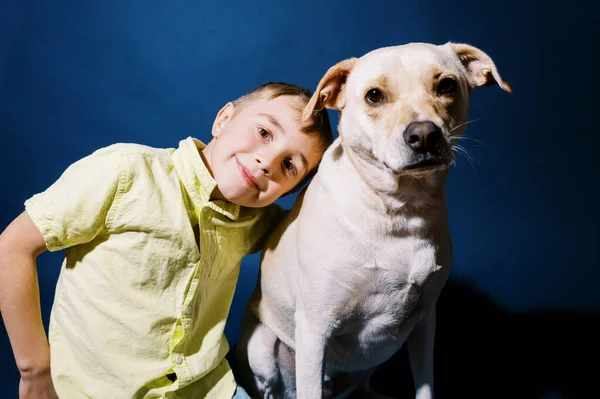 Retrato Colorido Brilhante Menino Abraçando Seu Cão — Fotografia de Stock