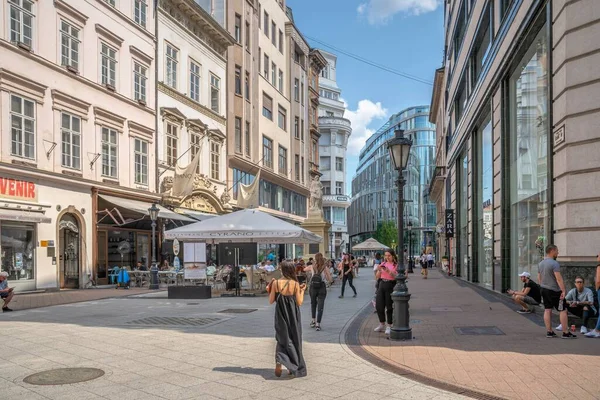 Budapeşte, Macaristan 21.08.2021. Budapeşte 'nin eski Pest kasabasının sokakları, güneşli bir yaz gününde