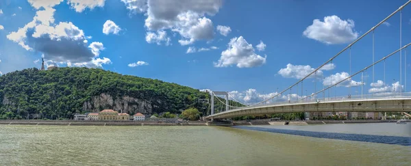 2021年8月21日 匈牙利布达佩斯 在一个阳光明媚的夏日 布达佩斯多瑙河上的伊丽莎白桥 — 图库照片