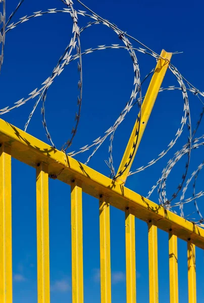 Razor Wire Yellow Fence Blue Sky — Stock Photo, Image