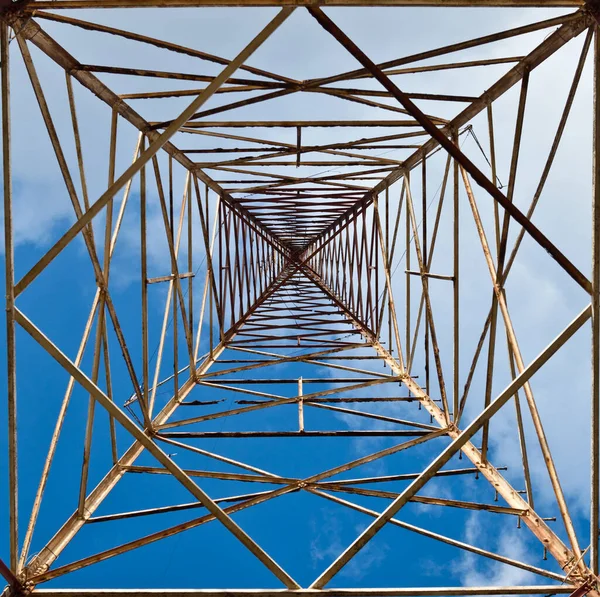 Abstraktní Neobvyklý Pohled Zpod Staré Rádiové Věže — Stock fotografie