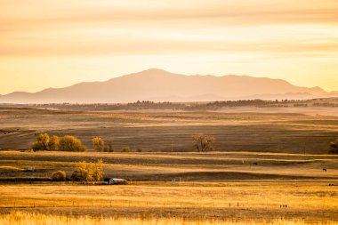 Açık Arazilerle Altın Saatteki Pike 's Peak
