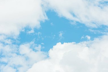 Mavi gökyüzü kabarık beyaz bulutlarla