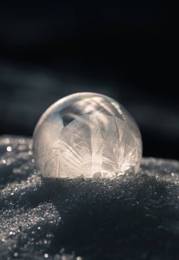 Soğuk bir günde, dışarıda, karda donmuş bir sabun köpüğünün kapağını kapatın..