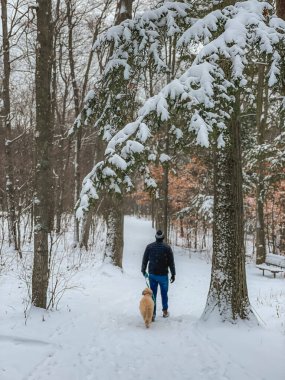 Karda yürüyen adam ormanda yolu kapatmış..