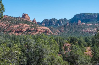 Koruma parkında kırmızı kumtaşı kanyon kaya oluşumları