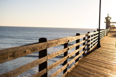 Gün batımında iskelede yürümek