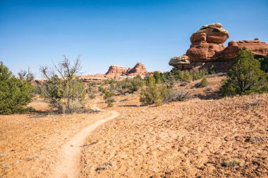 Fotoğraflar Canyonlands Ulusal Parkı, Utah 'ta sırt çantasıyla gezerken çekildi.