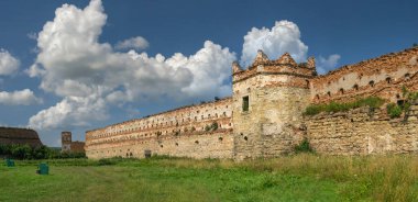 Selo, Ukrayna 10.07.2021 'e bak. Selo Kalesi, güneşli bir yaz gününde Ukrayna 'nın Lviv bölgesindeki harabelere bakıyor