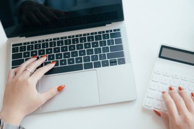 Yatırım pazarlama verilerini planlayan ve analiz eden işadamı.