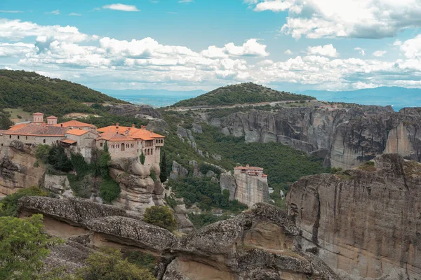 Manastır Meteora Yunanistan. Yaz panoramik manzara çarpıcı. Dağlar ve epik mavi gökyüzü bulutlu yeşil orman görüntüleyin. UNESCO miras listesi nesnesi.