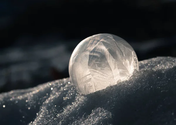 在寒冷的天气里 在外面的雪地里关上冰冻的肥皂泡 — 图库照片