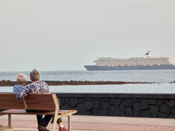 Ouder Paar Zitten Een Bank Met Uitzicht Zee Cruiseschip Achtergrond — Stockfoto