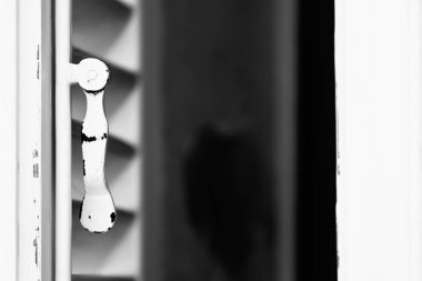 Malta civarındaki evlerde eski tarz pencere kilitleri çok yaygındı. Bugünlerde alüminyum pencerelerdeki zayıf kilitlerden çok daha güçlü ve güvenli..